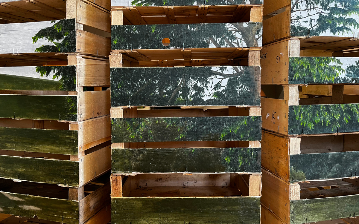 Cagettes peintes - Détail de l'installation au K.A.B de Mathieu Arfouillaud