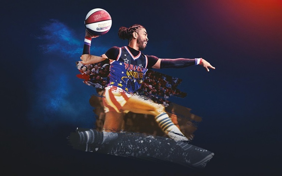 Un joueur de basket qui saute avec un ballon