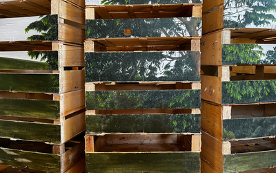 Cagettes peintes - Détail de l'installation au K.A.B de Mathieu Arfouillaud