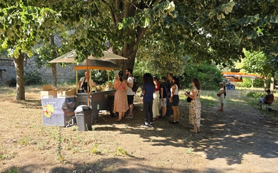 Fil de client·es au stand de glace