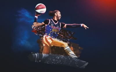 Un joueur de basket qui saute avec un ballon