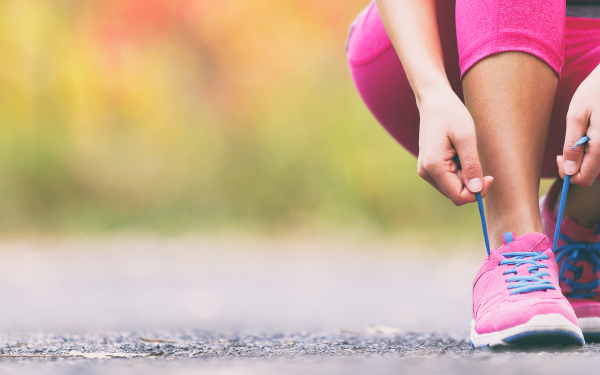 Femme lassant ses chaussures de course