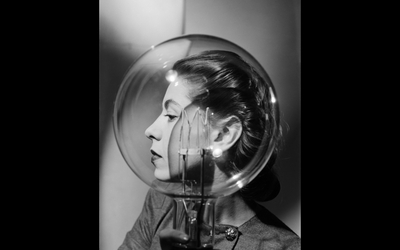 Photographie en noir et blanc de Lee Miller, la tête dans une ampoule