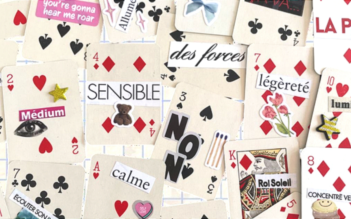 Gros plan sur des cartes scrapbookées