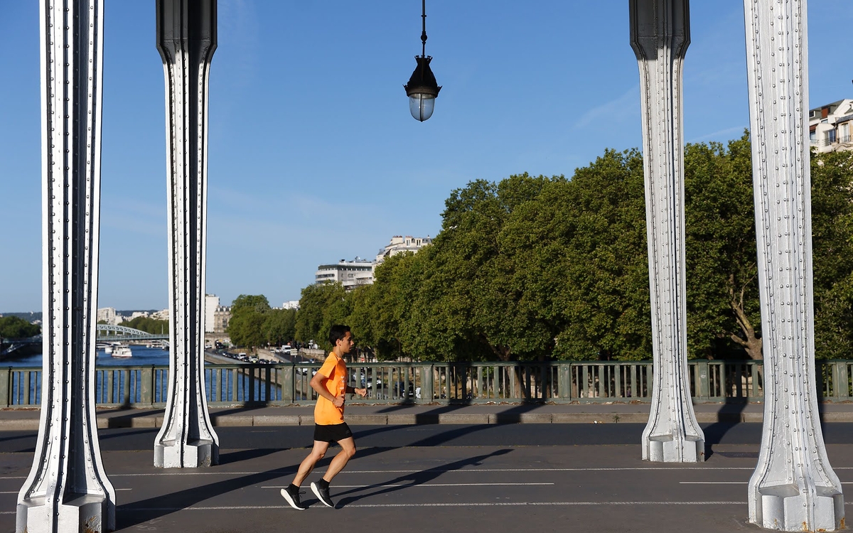 Photo d'un joggeur sur le pont de Bir-Hakeim