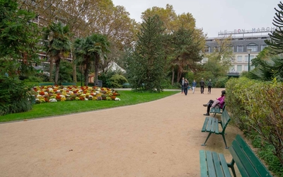Photographie du square Boucicaut avec un parterre de fleurs, un sentier et des bancs