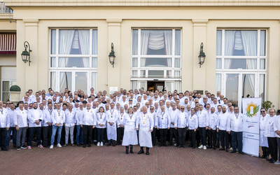 Photo de groupe des chefs membres des Maîtres Cuisiniers de France