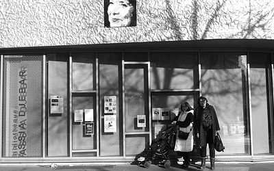 Deux organisatrices devant la médiathèque Assia Djebbar