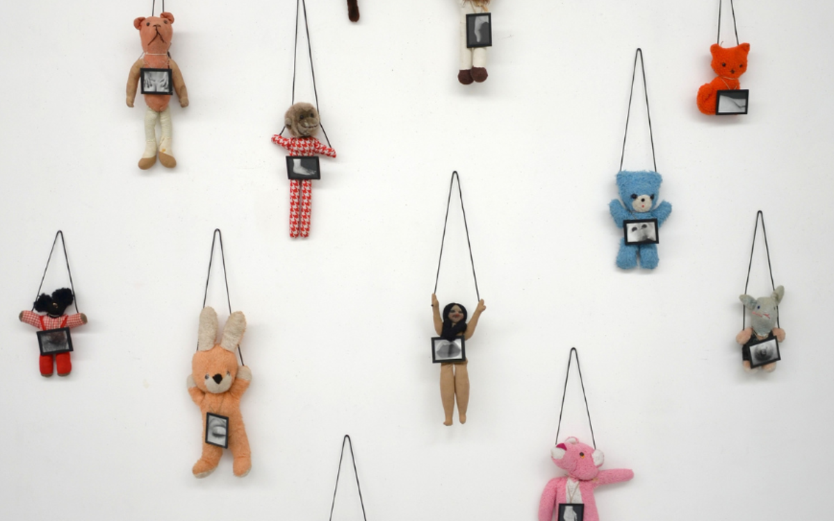 Douze petites effigies de peluches accrochées