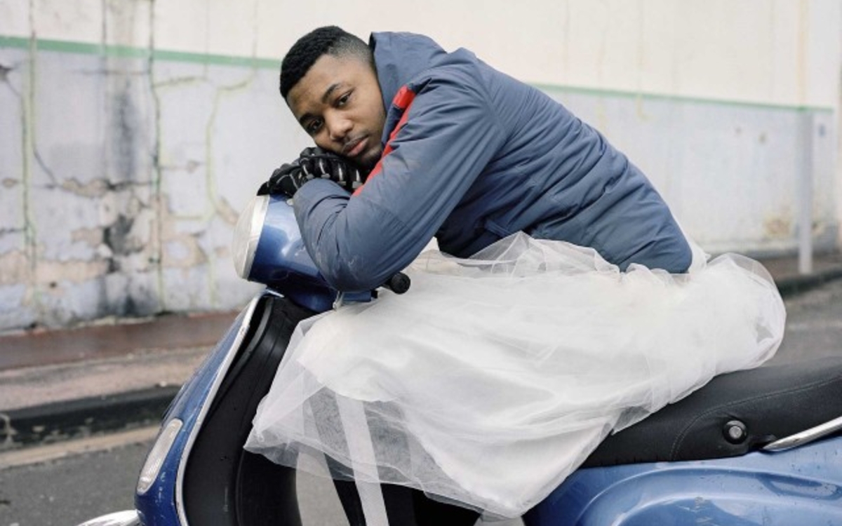 Un jeune homme assis sur une moto