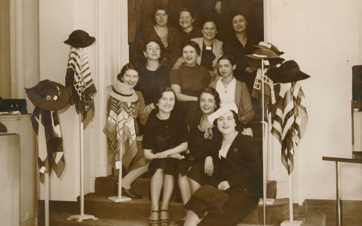 Femmes dans un atelier de couture