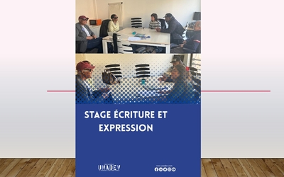 personnes autour d'une table lors d'un atelier d'écriture