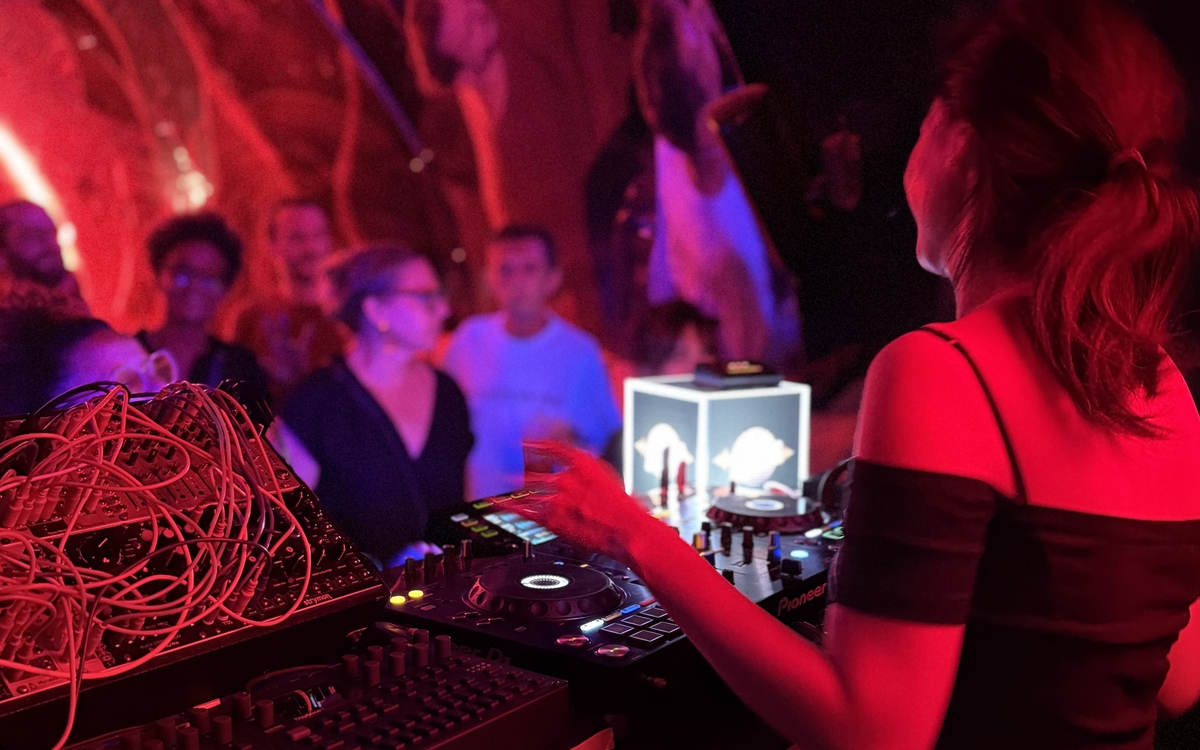 DJ en set devant le public pendant UNBOX, early party électro organisée par Our BPM à Paris.