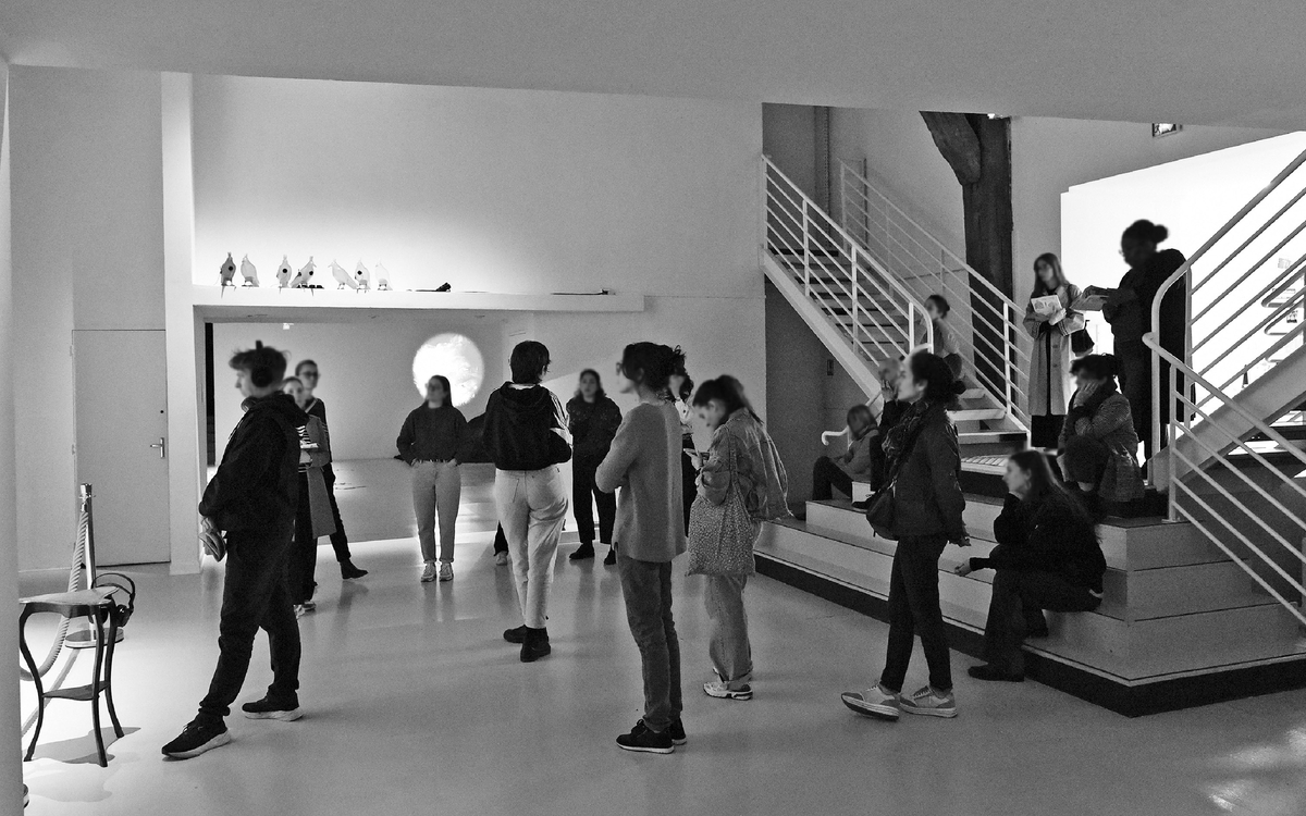 Public dans l'espace d'exposition à l'occasion d'un TaxiTram à la Ferme du Buisson.