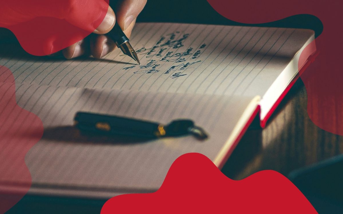 Personne écrivant dans un carnet
