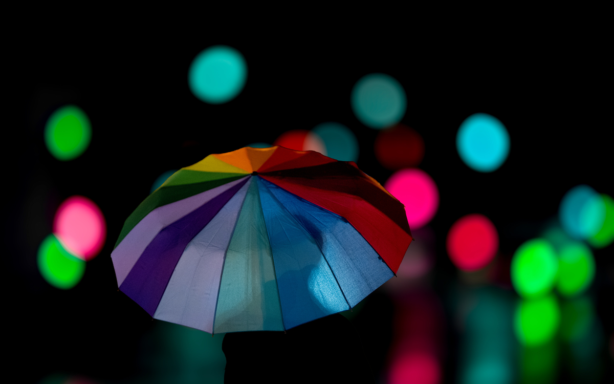 Une photographie de parapluie coloré