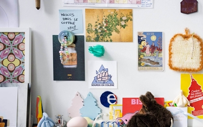 Photographie d'une pièce remplie d'accrochages muraux