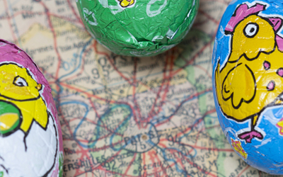Oeufs de Pâques sur une carte parisienne