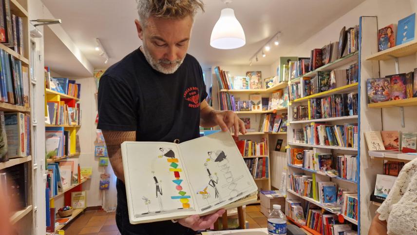 Barroux présente un livre dans une bibliothèque