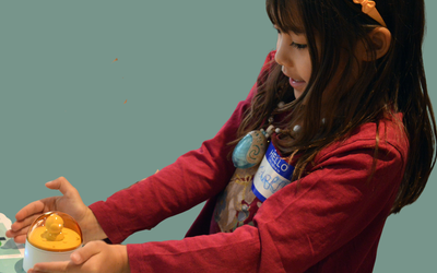 Une fille joue avec un robot