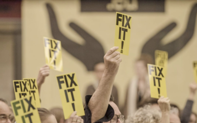 Image du documentaire Bâtir des Lois, mains brandissant pancartes "fix it"