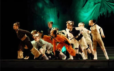 Des enfants jouent sur scène habillés en costume de scène