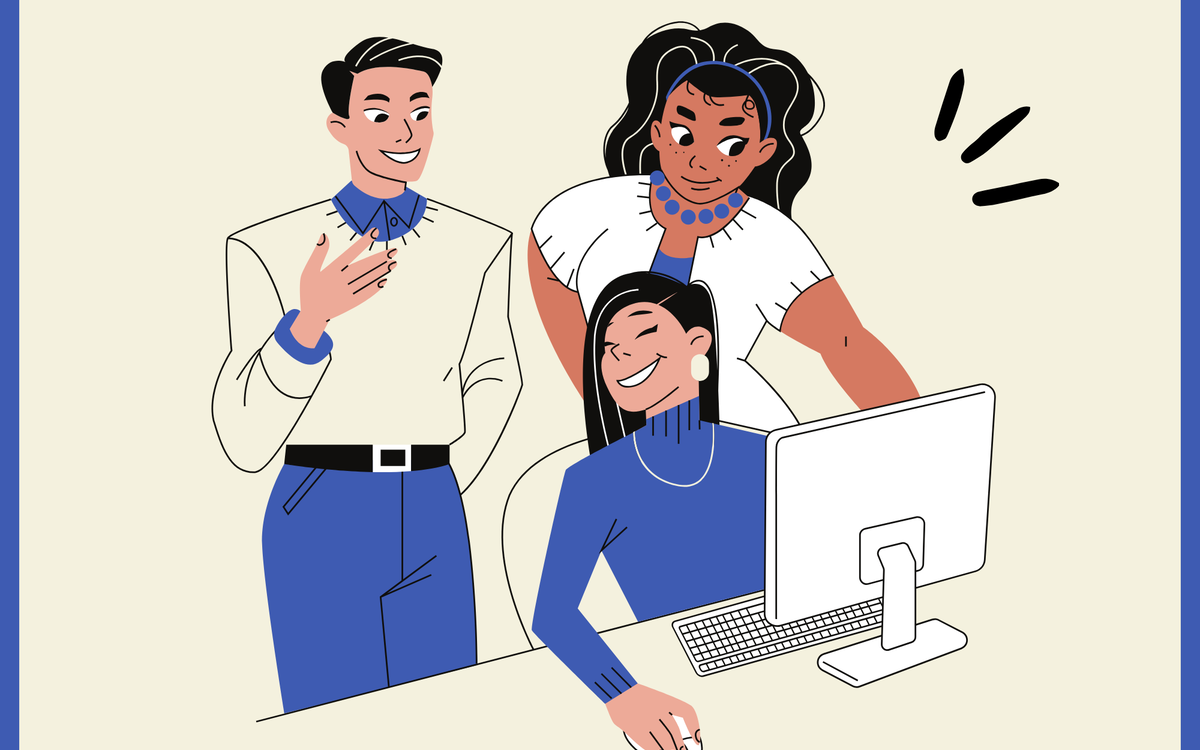 Image de 3 personnes souriantes devant un ordinateur portable