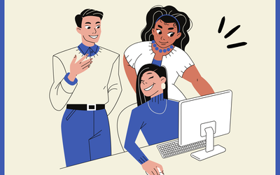 Image de 3 personnes souriantes devant un ordinateur portable