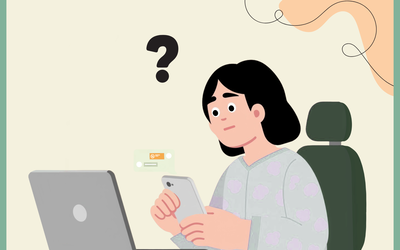 Image d'une jeune femme interrogative devant son smartphone et ordinateur portable