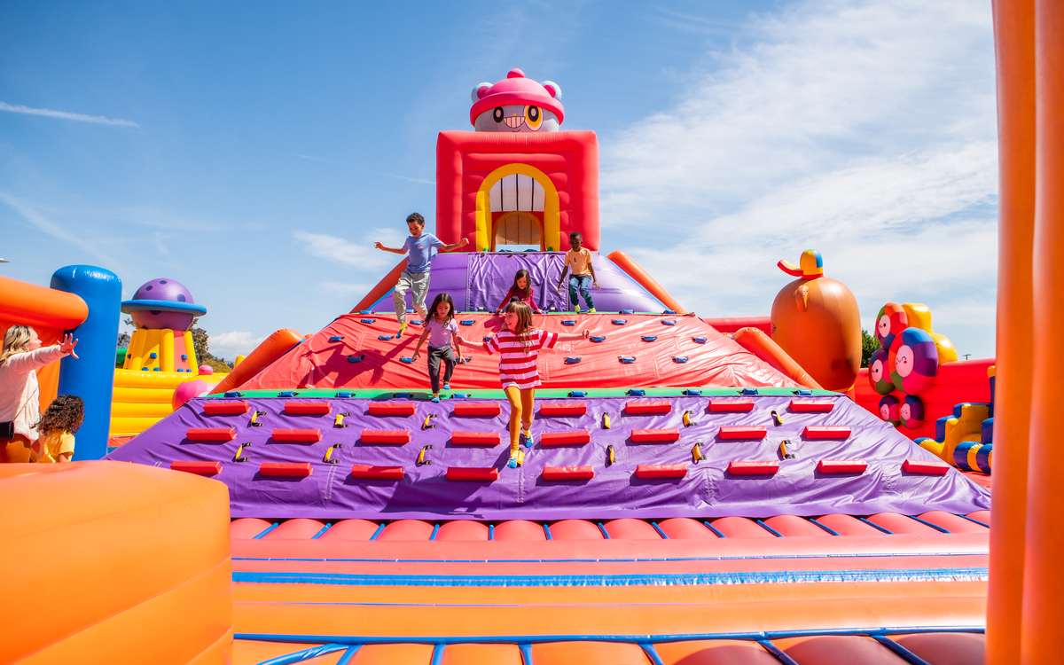 Funbox, le plus grand parc gonflable du monde arrive à Paris