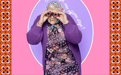 Une petite dame joue les commères