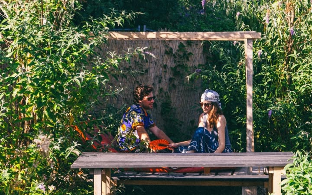 Photographie montrant un homme et une femme en train de discuter dans un décor bucolique