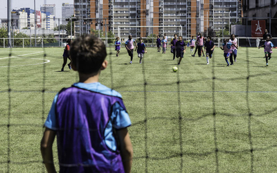 Photo d'un petit garçon jouant au football.