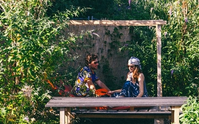 Photographie montrant un homme et une femme en train de discuter dans un décor bucolique