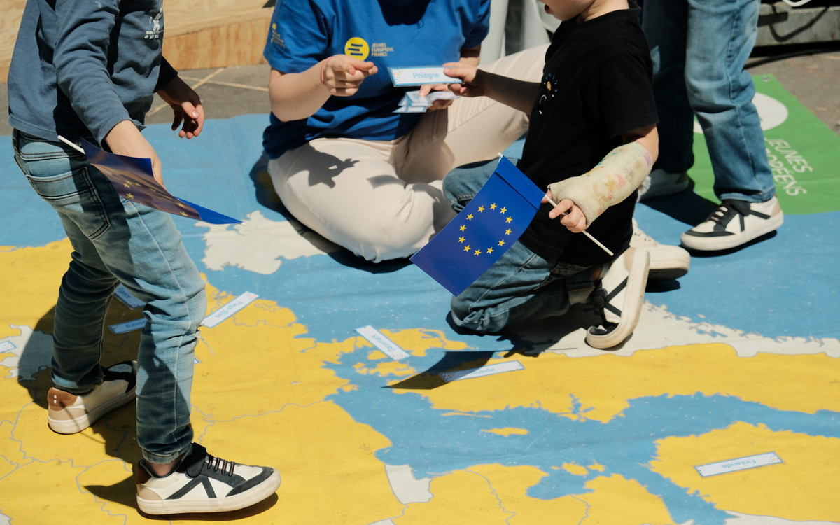 Des enfants jouent avec des drapeaux européens