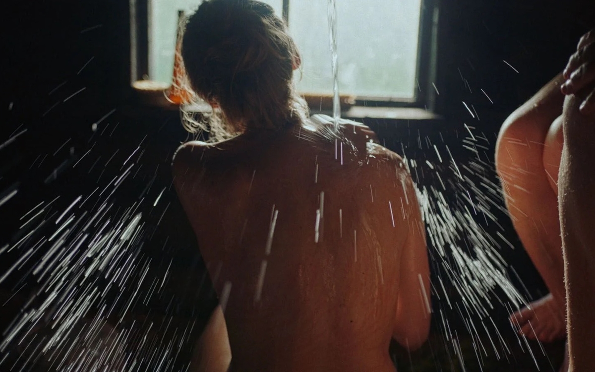 Une femme dénudée, de dos, dans un sauna estonien