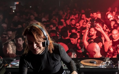 Anika Kunst mixant sur vinyles