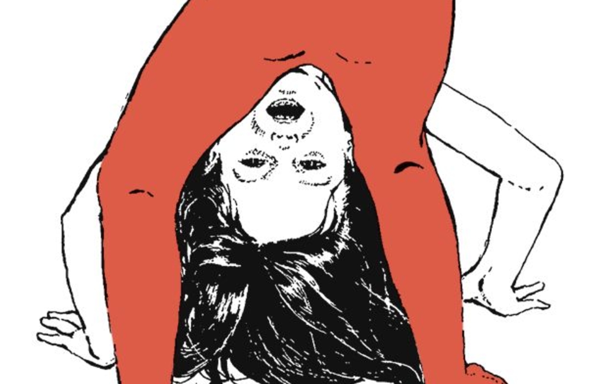 Julie regarde entre ses jambes la tête en bas (et montre ses fesses en collant rouge, avec un trou sur le talon)