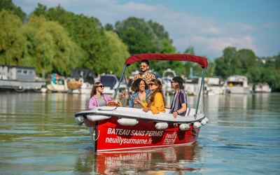 Un groupe de jeunes adultes profitant d'une balade en bateau électrique sans permis sur les bords de Marne