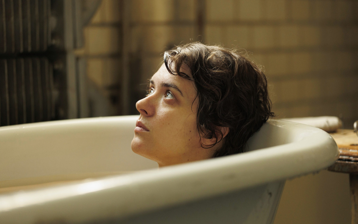 L'actrice Liv Lisa Fries, allongée dans une baignoire, le regard perdu dans le lointain