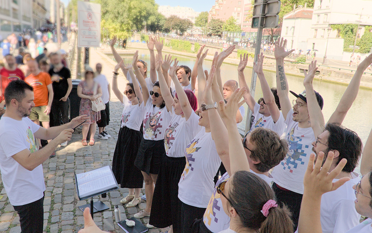Photographie des geek singers lors de leur concert en 2025 aux voix sur berges. 20 chanteurs 
