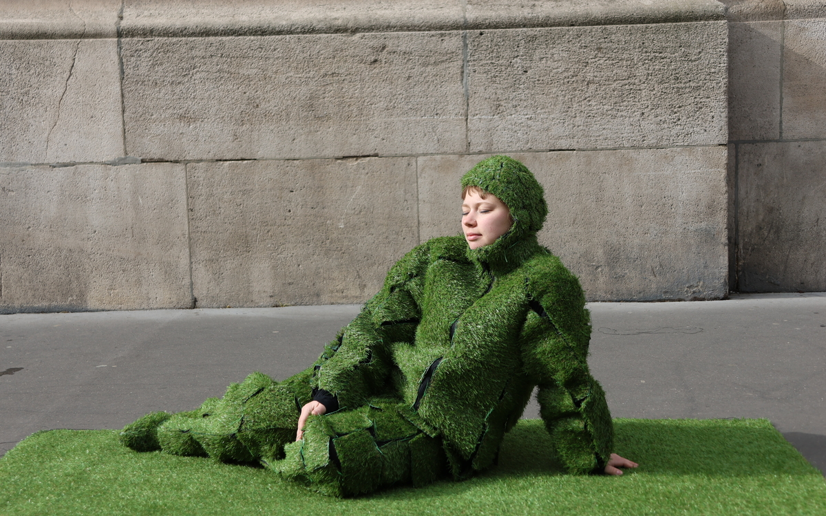 Dans sa quête de comprendre la place contemporaine des femmes dans l’espace urbain, Charlotte Larouche présente deux performances qu’elle déploie alternativement, au gré de son inspiration et de ses rencontres, dans les rues de Gentilly