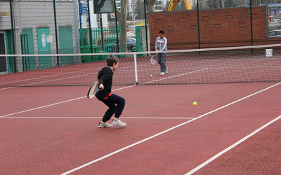 Des enfants jouent au tennis