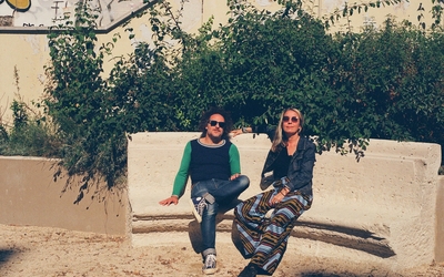 Photo du duo Madeleine & Salomon dans un jardin