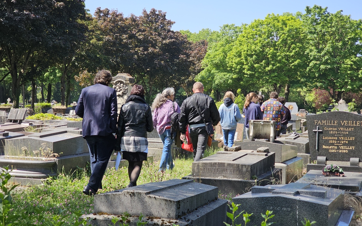 Groupe déambulant entre les tombes