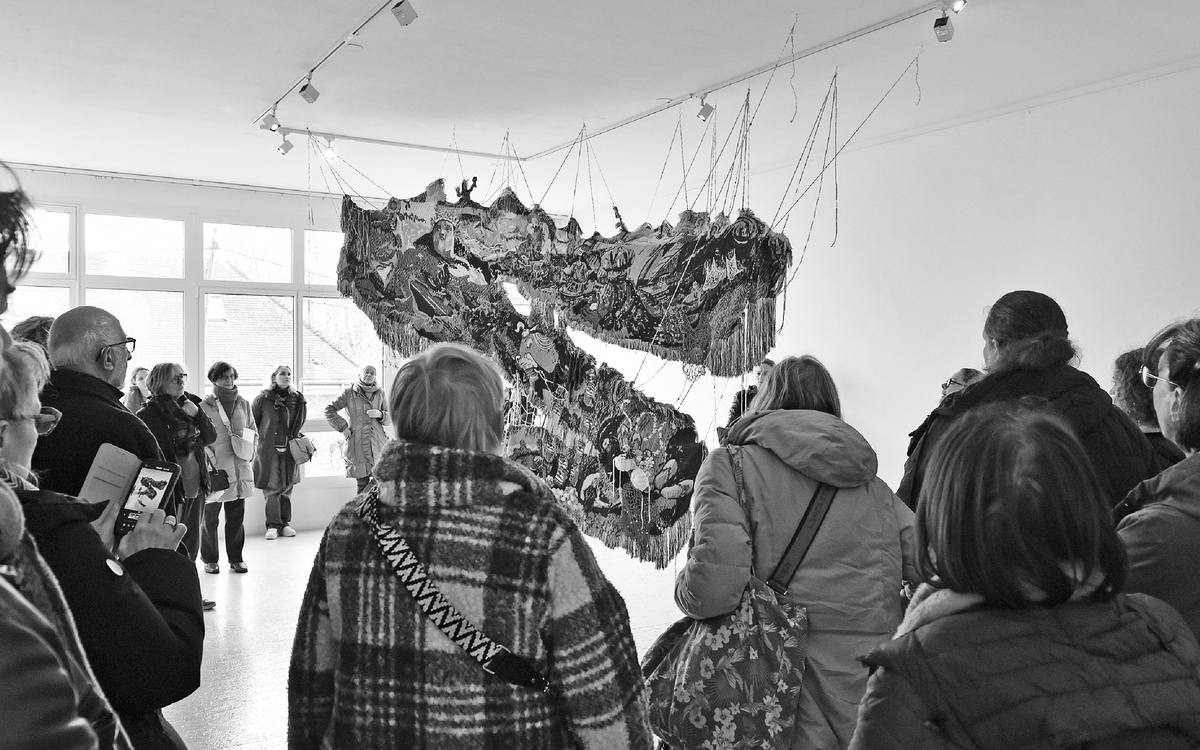 Public dans l'espace d'exposition à l'occasion d'un TaxiTram à la Ferme du Buisson.