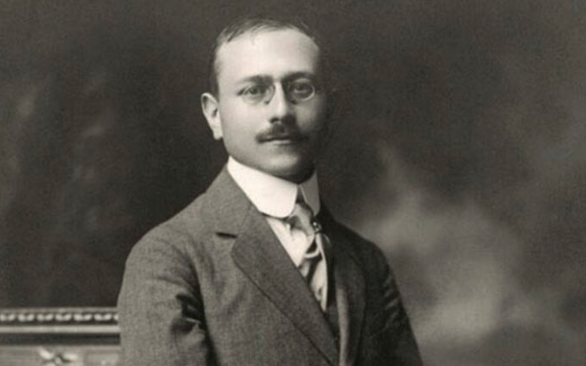 hommes à lunettes en noir et blanc