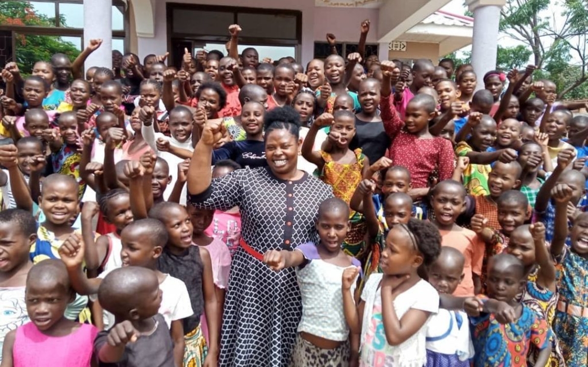 Rhobi Samwelly et les filles et jeunes femmes soutenues par Hope for Girls and Women Tanzania