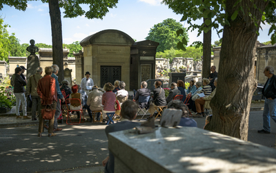 Groupe de visiteurs assis devant le conférencier
