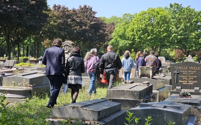 Groupe déambulant entre les tombes